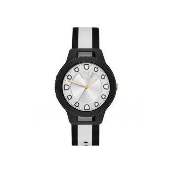 Ceas cu o curea din textil